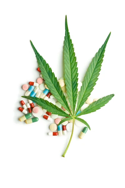 Cannabisblatt und Medikamente — Stockfoto